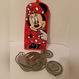 Disney oven mitt and trivet